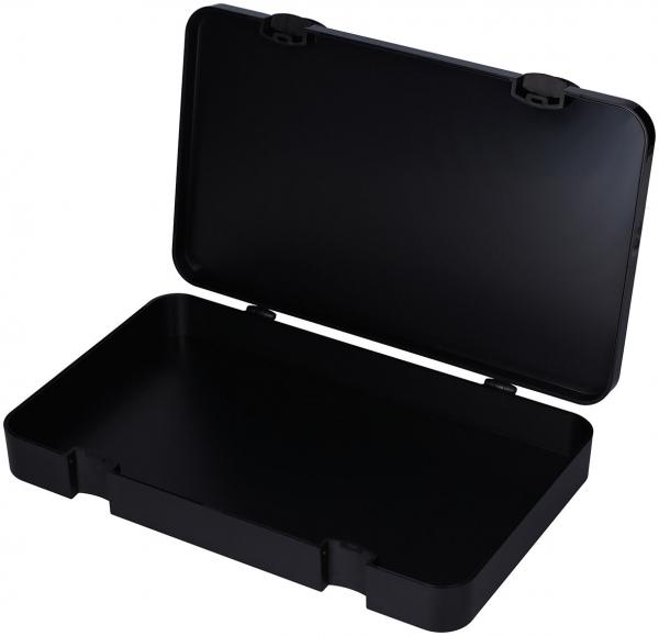Das Bild zeigt eine schwarze, rechteckige Box mit einem abnehmbaren Deckel. Sie ist innen glatt und leer, mit Scharnieren an der Oberseite. Die Oberfläche wirkt schlicht und unauffällig.