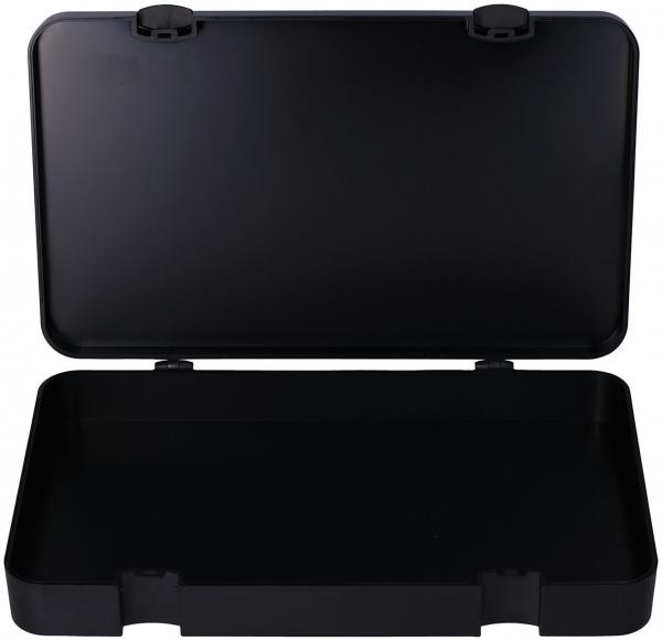 Das Bild zeigt eine schwarze, rechteckige Box mit einem Deckel. Der Deckel ist offen und zeigt das Innere, das ebenfalls schwarz ist. Die Kanten sind klar definiert.