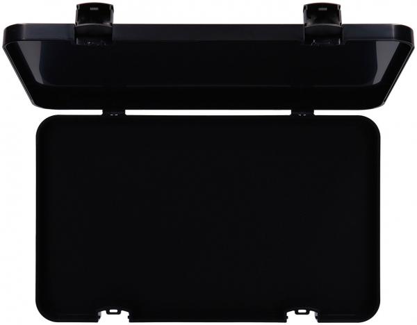 Das Bild zeigt eine schwarze, rechteckige Box mit einem aufklappbaren Deckel. Der Deckel ist leicht transparent, während der Innenraum vollständig schwarz ist.