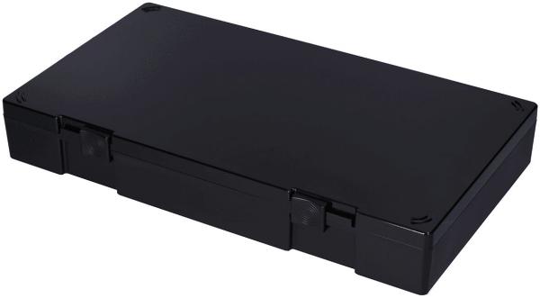 Das Bild zeigt eine rechteckige, flache Plastikbox in Schwarz. Sie hat abgerundete Ecken und zwei Verschlüsse an der langen Seite. Die Oberfläche ist glatt und einheitlich ohne Muster.