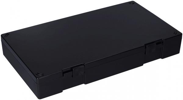 Das Bild zeigt eine rechteckige, flache Box in schwarzer Farbe. Sie hat klare Kanten und gibt den Eindruck von Stabilität. Die Oberfläche ist glatt und unauffällig.