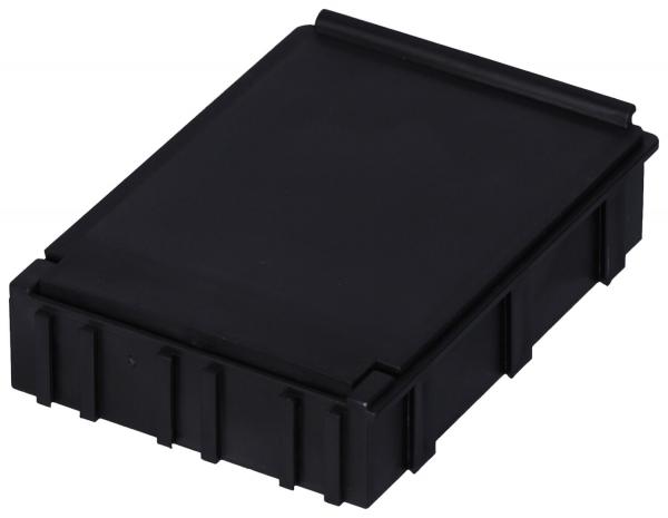 Das Bild zeigt eine rechteckige, schwarze Box aus Kunststoff mit einem flachen Deckel. Die Oberfläche ist glatt, und die Seiten haben vertikale Einkerbungen.