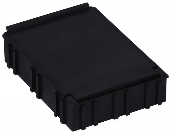 Es handelt sich um eine schwarze, rechteckige Box mit leicht abgerundeten Kanten. Die Oberfläche ist glatt, und die Seiten sind durch Rillen strukturiert. Sie wirkt stabil und funktional.