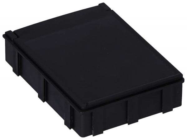 Das Bild zeigt eine schwarze, rechteckige Box mit einem flachen Deckel. Die Box hat an den Seiten vertikale Rillen und wirkt stabil und robust. Sie ist grösser als ein Kartenspiel.