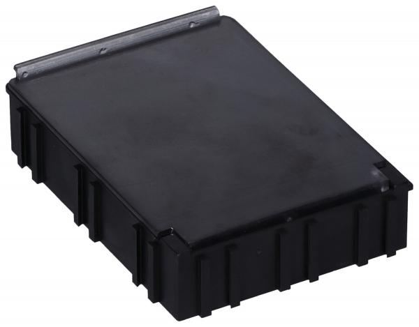 Es handelt sich um eine rechteckige, flache, schwarze Box mit einer leicht glänzenden Oberseite und einer stabilen, strukturierten Seitenfläche. Die Box hat an einer Kante eine Metalllasche.