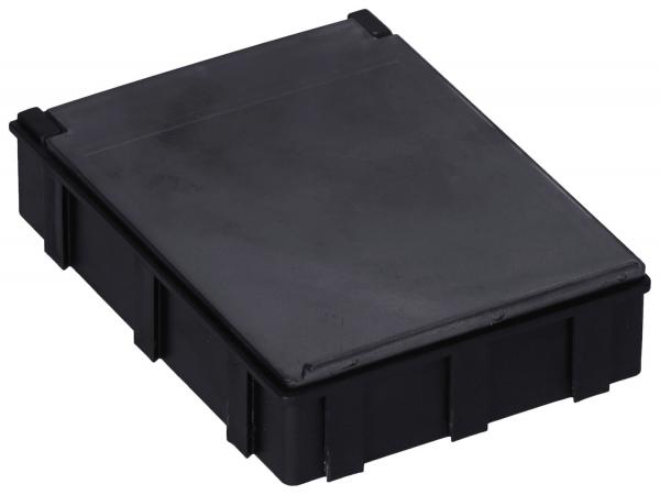 Das Bild zeigt eine schwarze, rechteckige Kunststoffbox mit leicht erhöhtem Deckel. Die Seiten sind glatt und die Ecken sind abgerundet. Die Box hat eine strukturierte Oberfläche.