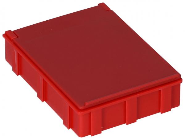 Auf dem Bild ist eine rote, rechteckige Box zu sehen. Sie hat einen flachen Deckel und ist aus Kunststoff. Die Oberfläche ist glatt, die Kanten sind leicht abgeflacht. Die Box hat seitliche Vertiefungen für besseren Halt.