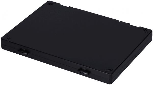 Das Bild zeigt eine flache, rechteckige Box in Schwarz. Sie hat abgerundete Ecken und vier kleine Halterungen in den Ecken, die möglicherweise zur Befestigung dienen. Die Oberfläche ist glatt.