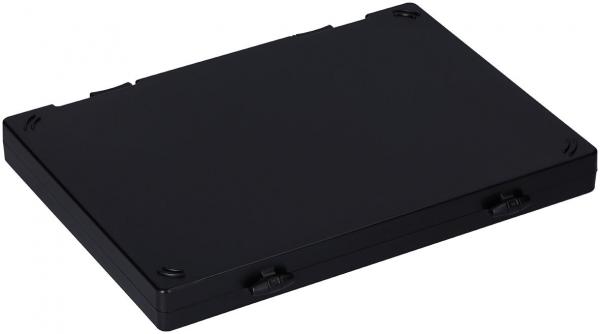 Das Bild zeigt eine flache, rechteckige schwarze Box. Sie hat abgerundete Ecken und vier kleine Löcher an den Ecken, möglicherweise für eine Montage oder Befestigung.