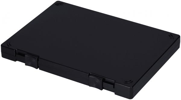 Das Bild zeigt eine flache, rechteckige schwarze Box mit abgerundeten Ecken. Sie hat an zwei Seiten kleine Clips oder Verschlüsse für das Öffnen und Schließen. Die Oberfläche ist glatt.