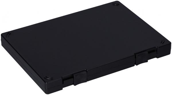 Das Bild zeigt ein schwarzes rechteckiges Gehäuse, flach und glatt mit abgerundeten Ecken. Es hat zwei Verriegelungen auf einer Seite und ist in einem minimalistischen Design gehalten.