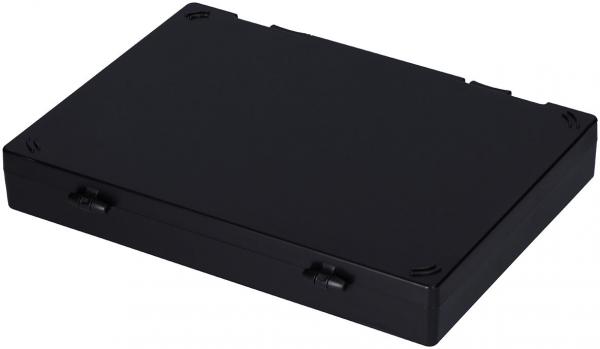 Das Bild zeigt eine rechteckige, flache, schwarze Box ohne besondere Muster oder Aufdrucke. Die Kanten sind gerade, und die Oberfläche ist glatt. Es gibt vier kleine Aussparungen an den Ecken.