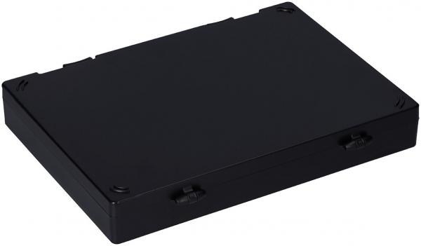 Das Bild zeigt eine rechteckige, flache schwarze Box. Sie hat verzweigte Ecken und zwei Verschlüsse an der Vorderseite. Die Oberfläche ist glatt und unauffällig.