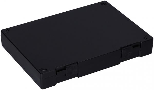 Das Bild zeigt eine rechteckige, matte schwarze Box mit abgerundeten Ecken. Sie hat eine flache Form und lässt sich wahrscheinlich öffnen, da es kleine Verschlüsse an den Seiten gibt.