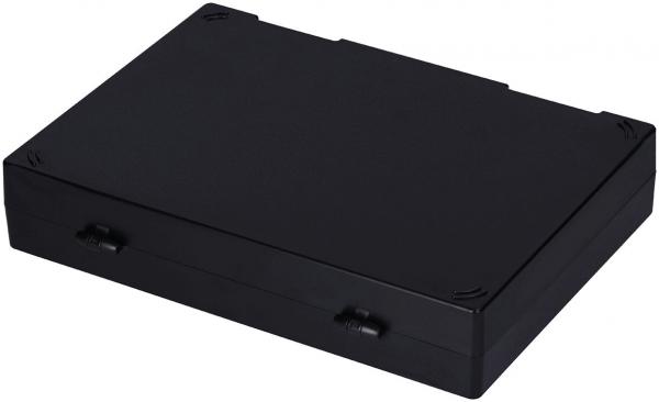 Das Bild zeigt eine schwarze, rechteckige, flache Box mit leicht abgerundeten Ecken. Sie hat an den Seiten zwei Griffmulden und ist einfach gehalten, ohne auffällige Verzierungen.
