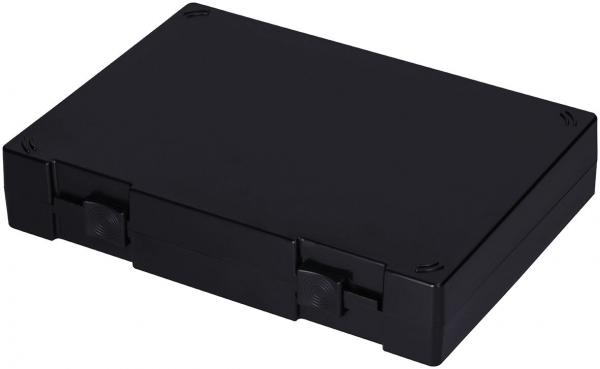 Das Bild zeigt eine schwarze, rechteckige Box mit einem flachen Deckel. Sie hat abgerundete Ecken und zwei seitliche Schließmechanismen. Die Oberfläche ist schlicht und matt.