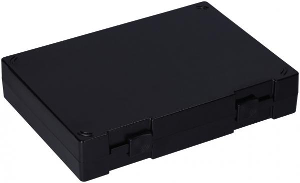 Das Bild zeigt eine matte, schwarze Box in rechteckiger Form. Sie hat abgerundete Ecken und eine flache Oberseite. An den Seiten befinden sich Verschlüsse. Die Box wirkt stabil und kompakt.