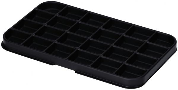Das Bild zeigt eine schwarze, rechteckige Palette mit vielen kleinen Fächern. Sie hat eine leicht gewölbte Kante und dient wahrscheinlich zur Aufbewahrung oder Organisation kleiner Gegenstände.