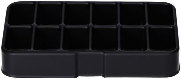 Es handelt sich um eine schwarze Form mit 12 rechteckigen Fächern. Die Fächer sind gleichmäßig angeordnet und flach, ideal zum Einfrieren oder für kleine Portionen.