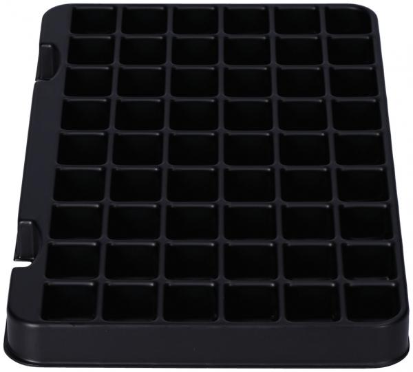 Das Bild zeigt ein schwarzes Tablett mit 48 kleinen, gleich großen Fächern. Die Fächer sind quadratisch und gleichmäßig angeordnet. Das Tablett hat rundherum eine leicht erhöhte Kante.
