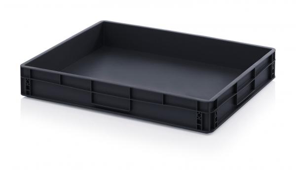 Das Bild zeigt eine flache, rechteckige Transportbox aus schwarzem Kunststoff. Sie hat seitliche Griffe, ist stabil und hat eine glatte Innenfläche, ideal zum Stapeln oder Transportieren von Gegenständen.