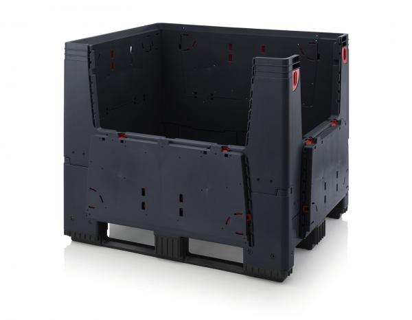 Das Bild zeigt eine große, schwarze Kunststoffbox ohne Deckel. Sie hat hohe Wände und offene Seiten, mit stabilen Ecken und roten Elementen, die die Struktur verstärken.