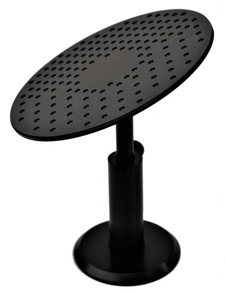 Das Bild zeigt einen schwarzen, runden Tisch mit einem perforierten oberen Teil. Der Tisch hat eine zentrale Säule und eine stabile, runde Basis. Er wirkt modern und funktional.