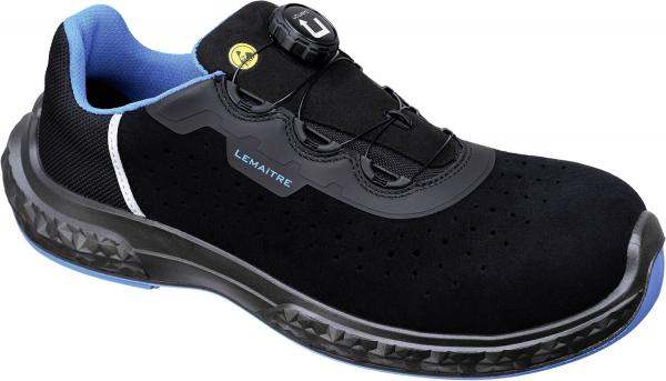 Der Schuh ist schwarz mit blauen Akzenten. Er hat eine rutschfeste Sohle und einen speziellen Verschlussmechanismus. Die Oberfläche ist perforiert für bessere Atmungsaktivität.