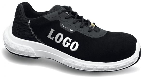 Der Schuh ist ein schwarzer Sportschuh mit einem weißen Sohlenrand. Auf der Seite steht in großen Buchstaben das Wort "LOGO". Er hat Schnürsenkel und eine sportliche Form.