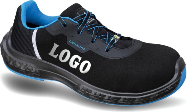 Das Bild zeigt einen schwarzen Sicherheitsschuh mit blauen Akzenten. Er hat eine robuste Sohle und sorgt für Schutz und Stabilität. Der Schuh hat eine Schnürung und ein auffälliges Logo.