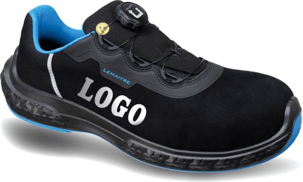 Der Schuh ist schwarz mit blauen Akzenten und hat eine robuste Sohle. An der Seite steht ein Schriftzug ?LOGO?. Er hat eine bequeme Form und ein schnelles Schnellschnürsystem.