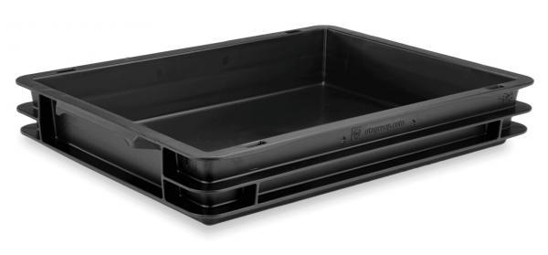Das Bild zeigt eine schwarze, flache Kunststoffbox mit einem offenen oberen Teil. Sie hat gerade Kanten und ist stapelbar, ideal für die Aufbewahrung oder den Transport von Gegenständen.