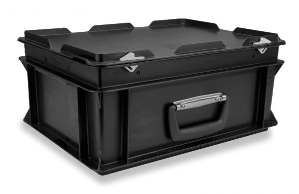 Das Bild zeigt eine schwarze, robuste Aufbewahrungsbox mit einem flachen Deckel und seitlichen Griffen. Die Box hat eine rechteckige Form und ist aus Kunststoff gefertigt.