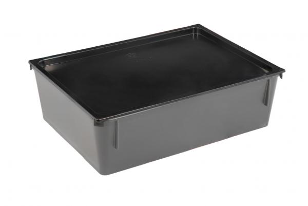 Das Bild zeigt eine rechteckige, flache Box aus schwarzem Kunststoff mit einem schlichten, geschlossenen Deckel. Sie hat gerade Kanten und eine glatte Oberfläche.