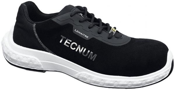 Der Schuh ist ein schwarzer Sneaker aus atmungsaktivem Material mit einer weißen Sohle. Auf der Seite steht das Wort "TECNUM". Er hat eine enge Passform mit Schnürung.