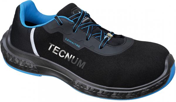 Der Schuh ist schwarz mit blauen Akzenten. Er hat eine sportliche Form, eine gepolsterte Zunge und eine Sicherheitskappe. Die Sohle ist griffig und robust, ideal für den Einsatz in handwerklichen Berufen.