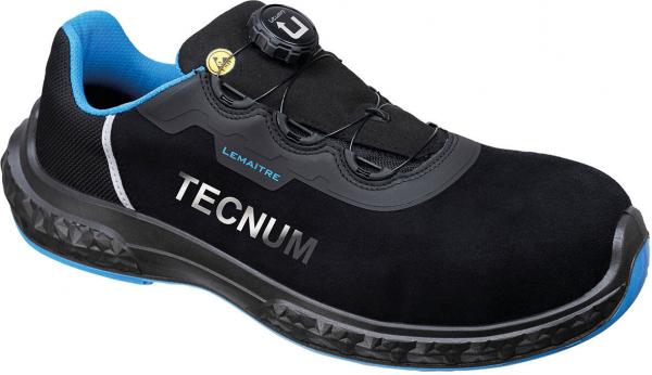 Der Schuh ist schwarz mit blauen Akzenten. Er hat eine Sohle mit Profil und eine Schnürung mit einem besonderen Verschlusssystem. Auf der Seite steht "TECNUM".