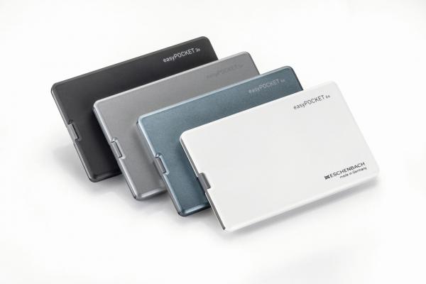 Vier flache, rechteckige Geräte in verschiedenen Farben: Schwarz, Grau, Blau und Weiß. Sie haben eine glatte Oberfläche und sind stapelbar. Die Vorderseite zeigt den Schriftzug "MICROSD".