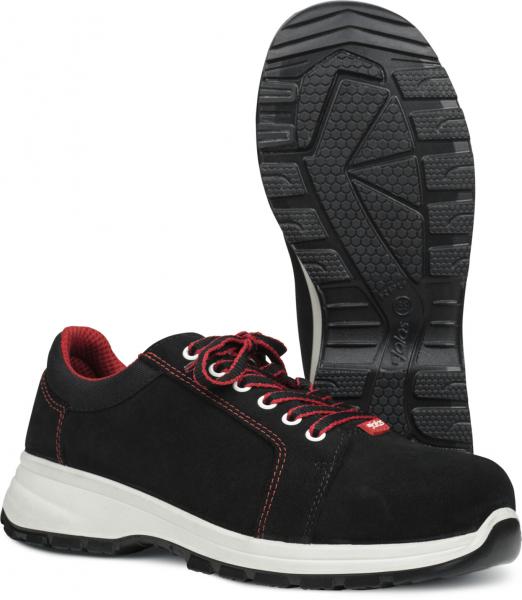 Das Bild zeigt ein Paar schwarze Freizeitschuhe mit roten Schnürsenkeln. Die Sohle ist weiß mit einem strukturierten, griffigen Oberflächenmuster. Die Schuhe wirken sportlich und robust.