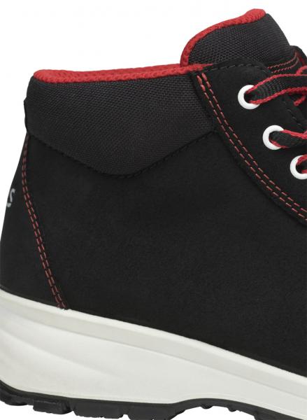 Das Bild zeigt den oberen Teil eines schwarzen Schuhs mit rotem Kragen. Er hat weiße Schnürsenkel und eine helle, dicke Sohle. Der Schuh wirkt stabil und eignet sich für outdoor Aktivitäten.