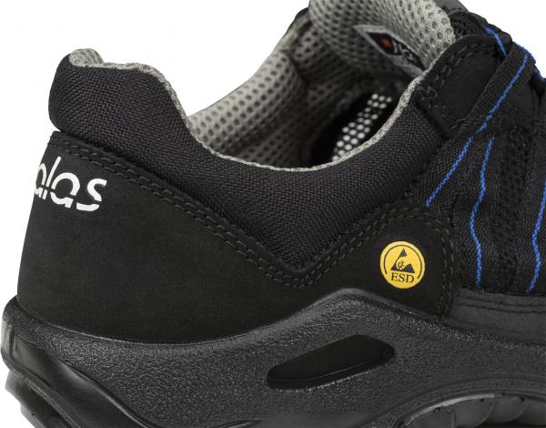 Das Bild zeigt einen schwarzen Arbeitsschuh mit blauen Akzenten. Der Schuh hat eine verstärkte Hinterkappe und eine profilierte Sohle, die für rutschfeste Eigenschaften sorgt. Ein ESD-Symbol ist sichtbar.