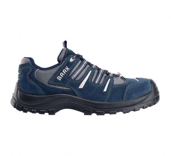 Der Schuh ist ein blauer Sportschuh aus Wildleder mit grauen Netzeinsätzen und schwarzen Schnürsenkeln. Die Sohle ist robust und hat ein tiefes Profil für guten Halt.