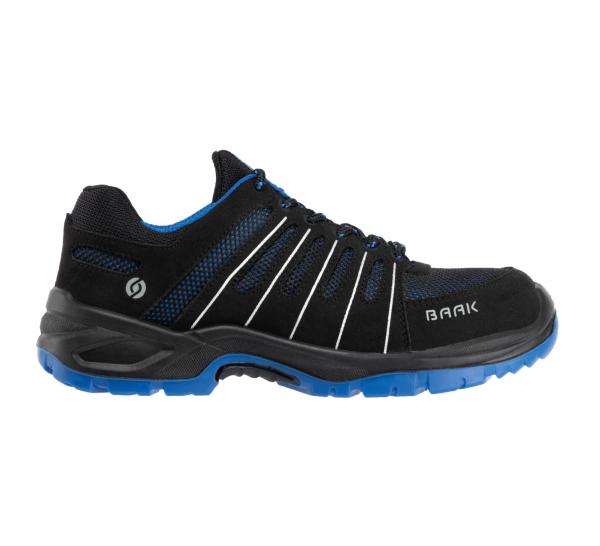 Der Schuh ist ein sportlicher Sneaker in Schwarz mit blauen Akzenten. Er hat eine glänzende, strukturiere Oberfläche, eine robuste Sohle und eine gepolsterte Einfassung für Komfort.