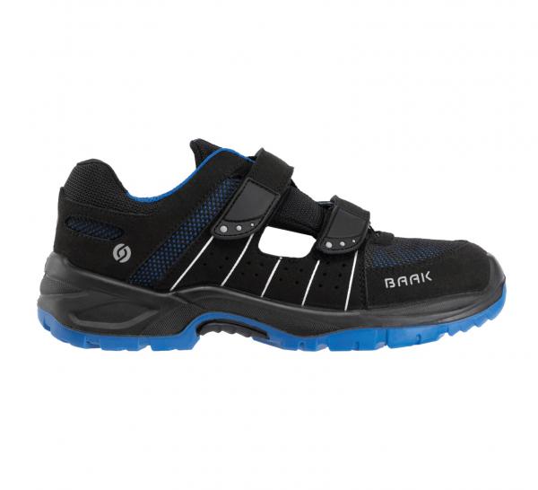 Der Schuh ist schwarz mit blauen und weißen Akzenten. Er hat zwei breite Klettverschlüsse und eine atmungsaktive Oberfläche. Die Sohle ist robust und leicht profiliert.