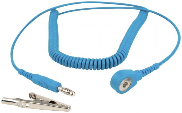Das Bild zeigt ein blaues, spiralförmiges Kabel mit einem Clip an einem Ende und einer runden Verbindung an der anderen Seite. Es dient wahrscheinlich zur Erdung oder Verbindung.
