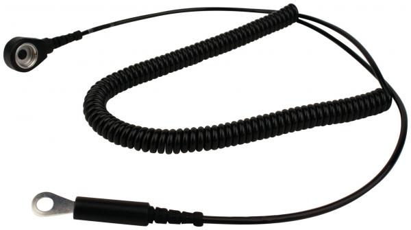 Das Bild zeigt ein gekringeltes schwarzes Kabel. An einem Ende befindet sich ein runder Stecker, am anderen Ende eine flache Öse. Das Kabel wirkt flexibel und ist ungefähr einen Meter lang.