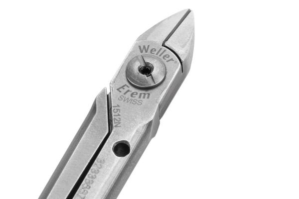 Das Bild zeigt eine präzise Zange aus glänzendem Metall. Die Griffpartie ist schmal und die Spitzen sind spitz. Auf der Zange sind Markierungen eingraviert, die die Marke und Modellnummer anzeigen.