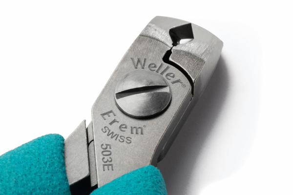 Das Bild zeigt eine Metallzange mit einer geöffneten Spitze. Die Griffe sind türkis und haben eine rutschfeste Oberfläche. Auf dem Werkzeug stehen die Markennamen und Modellnummer.