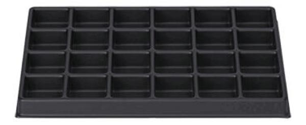 Das Bild zeigt eine schwarze Kunststoffform mit 24 rechteckigen Vertiefungen, die in mehreren Reihen und Spalten angeordnet sind. Diese Form könnte zum Backen oder zur Aufbewahrung genutzt werden.