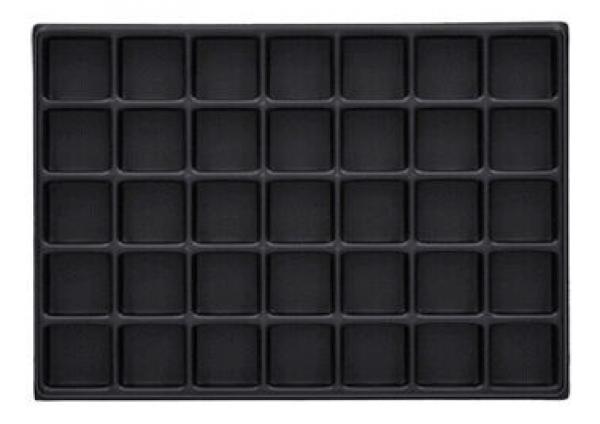 Das Bild zeigt eine schwarze Backform mit 30 kleinen, rechteckigen Fächern in fünf Reihen und sechs Spalten. Jedes Fach ist gleichmäßig und hat eine glatte Oberfläche.